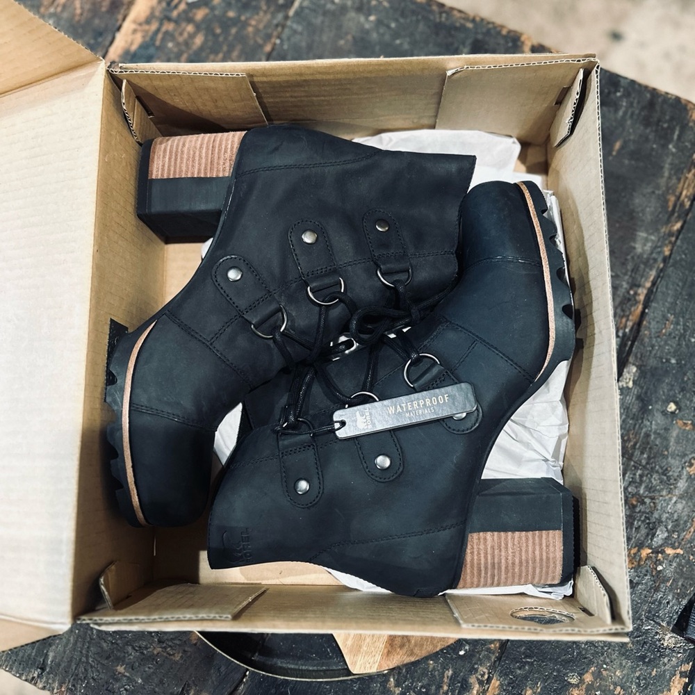 NEW Sorel Addington Lace Waterproof Boots Black Size 10 NWT